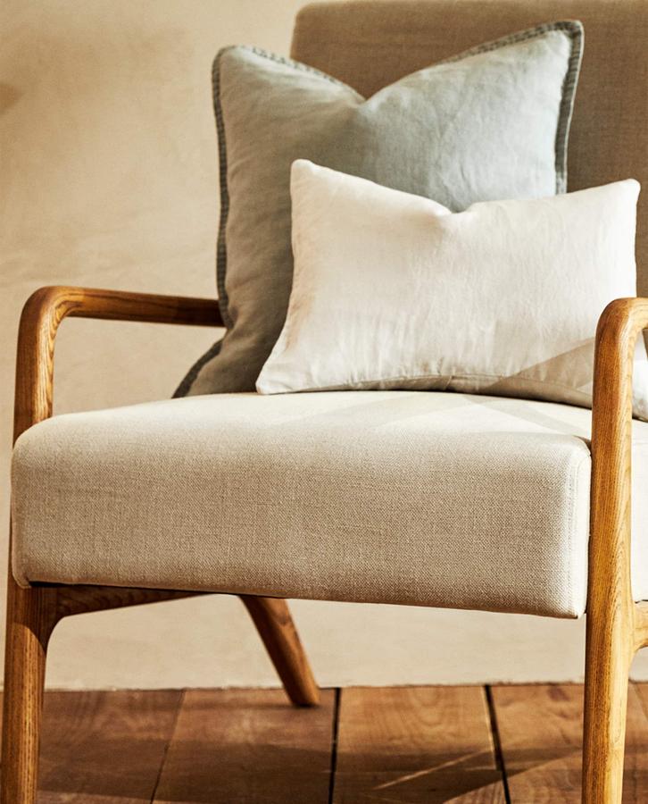 En madera de fresno natural y tapizada en tejido de lino disponible en varios colores, esta butaca tiene un precio de 299 euros.