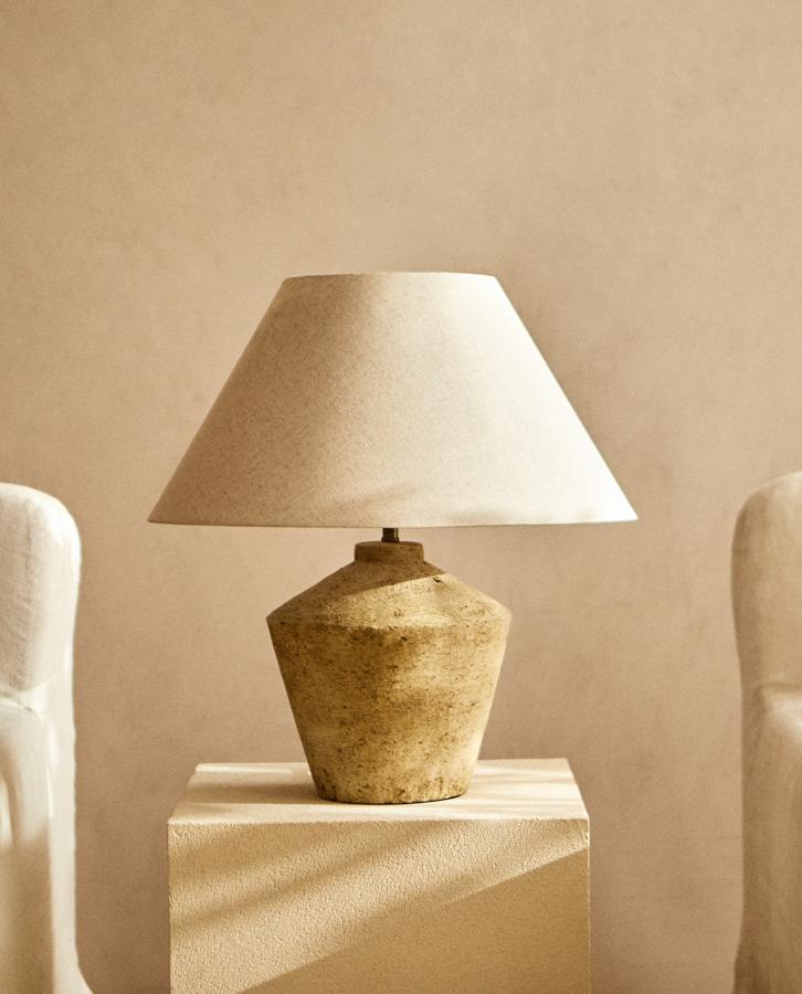 Con pantalla de lino en color crudo, esta lámpara de mesa con base de cerámica cónica tiene un precio de 99,99 euros.