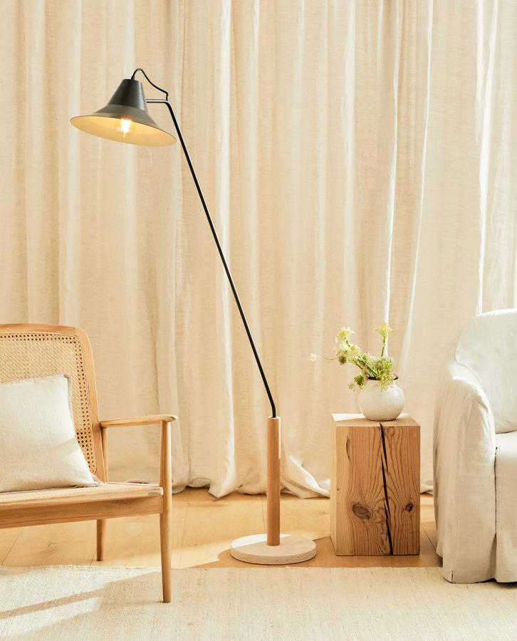 Con pie de madera y base de mármol, esta lámpara de metal tiene un precio de 199 euros.