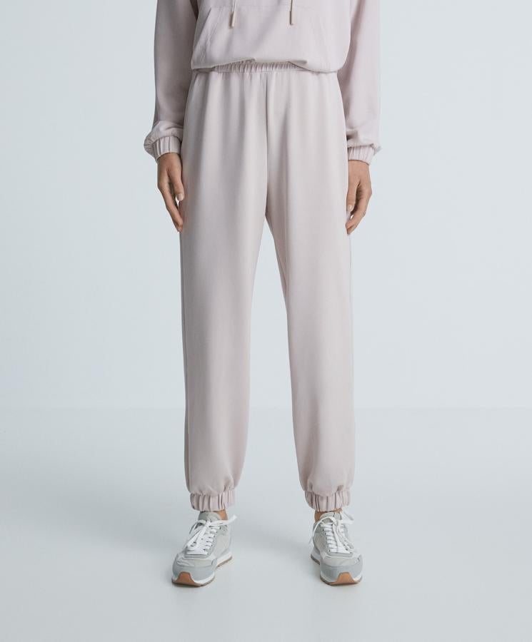 Disponible en varios colores, este pantalón jogger con tejido modal y tacto suave cuentan con cintura elástica y puños en los bajos. Tiene un precio de 29,99 euros.