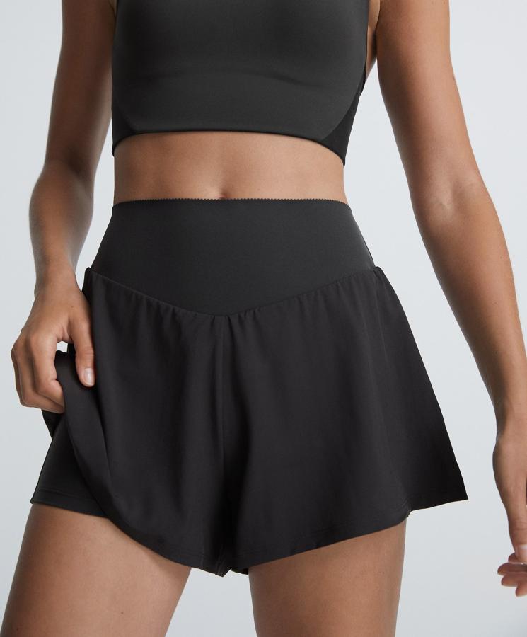 Con cintura siliconada para mayor efecto plano, este pantalón corto con shorts interior compresivo tiene un precio de 25,99 euros.