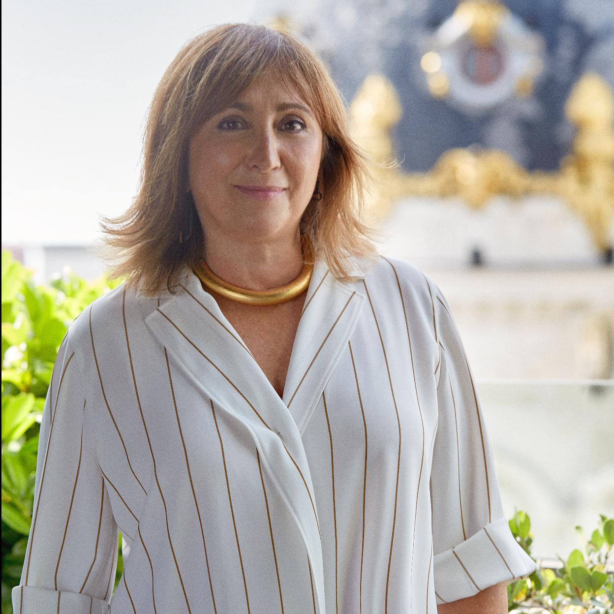 Blazer de rayas crudas, de Marina Rinaldi, y pendientes de laca con rayas de Hermès. El collar es de la entrevistada. Estilista: Cristina Perez-Hernando. Maquillaje y peluquería: Tati Garu (NS Management) para LOréal Professionnel. Agradecimientos: The Principal Madrid Hotel (theprincipalmadridhotel.com).