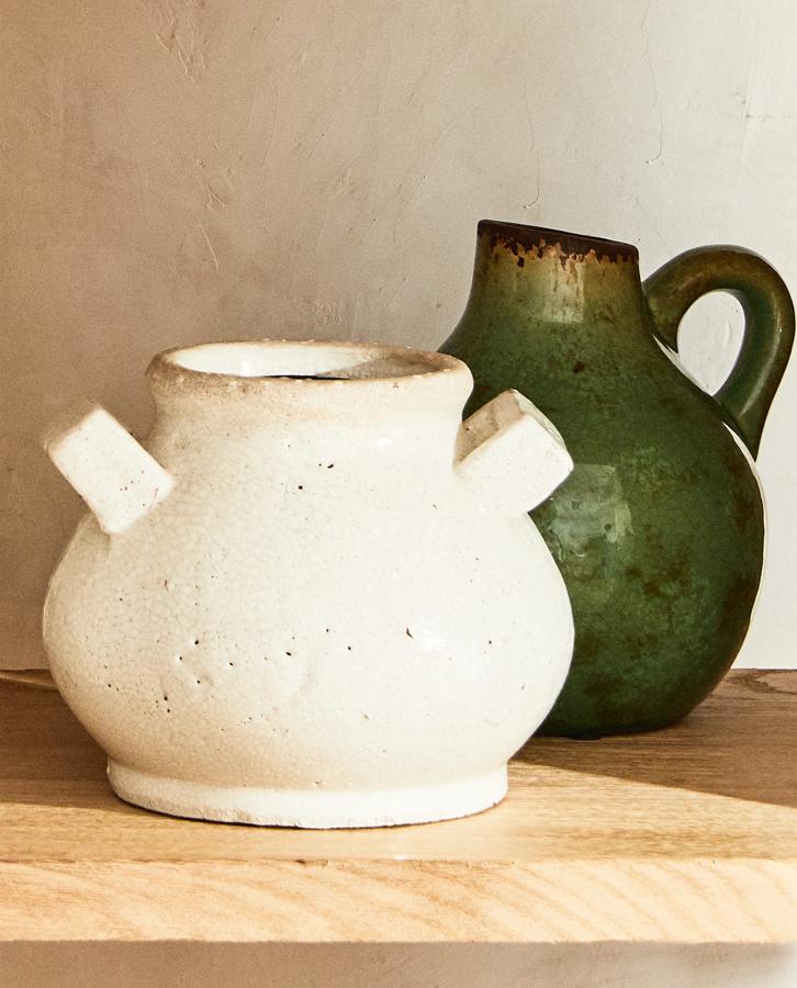 Esta vasija de suelo craquelada con asas y con unas medidas de 17x20x20 centímetros tiene un precio de 29,99 euros.