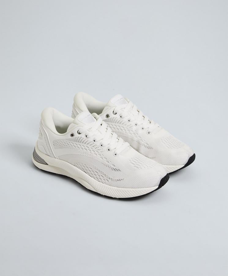 En color blanco, estas deportivas técnicas especiales para correr cuentan con suela de altar resistencia al resbalamiento, plantilla termoconformada extraíble y tejido transpirable. Tienen un precio de 45,99 euros.