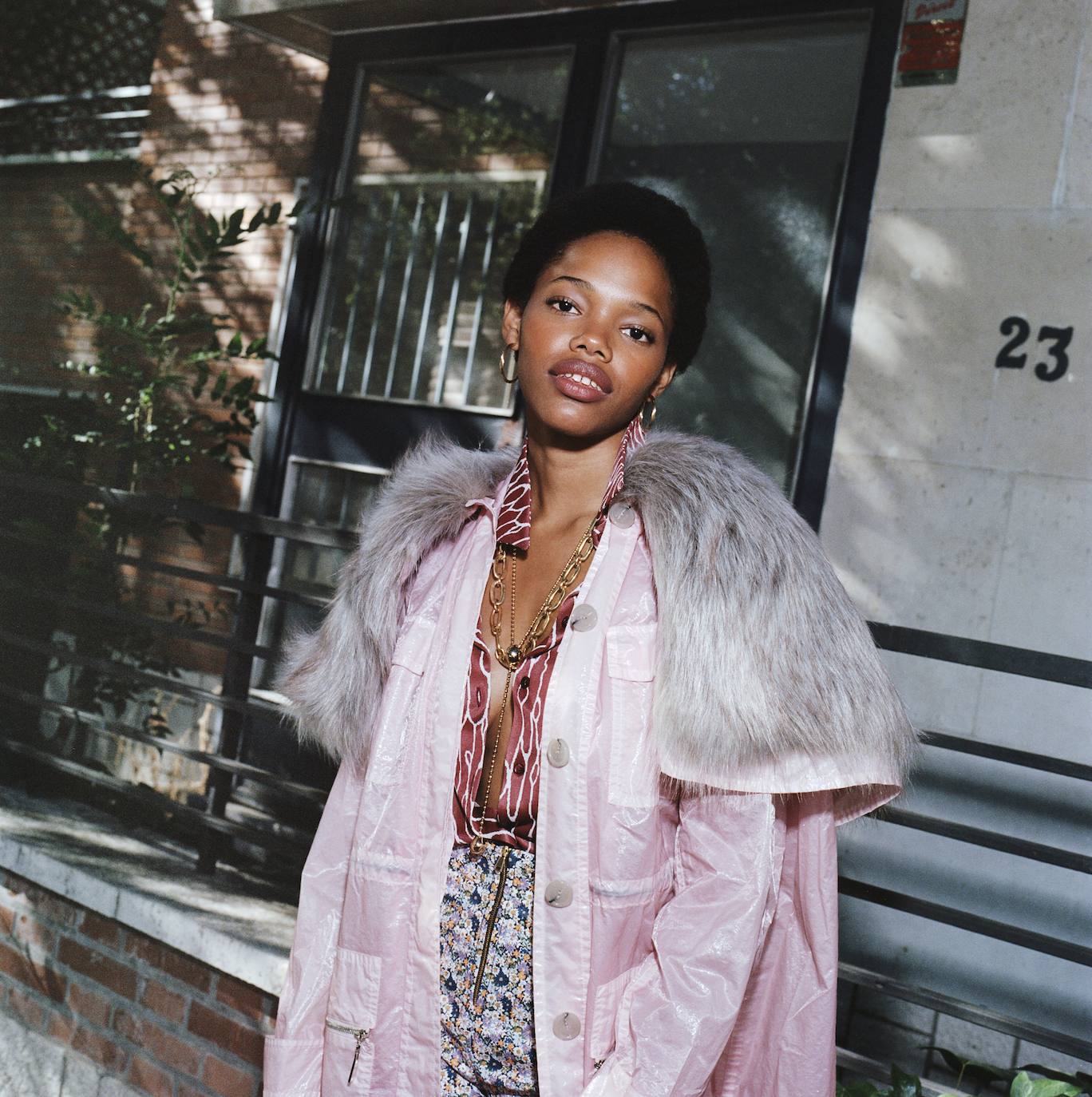 Chubasquero con capa de pelo, de Nina Ricci; blusa de Missoni; pantalones de Pertegaz; cadenas de oro, de Unode50; y pendientes de Wempe.