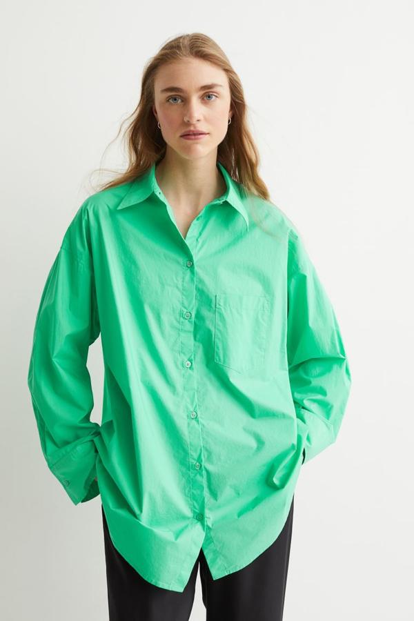 Confeccionada en tejido vaporoso de algodón, esta camisa verde claro de H&M vine con cuello clásico, cierre de botones frontal y un bolsillo de plastrón en la pechera. De diseño oversize, tiene un precio de 19,99 euros. 