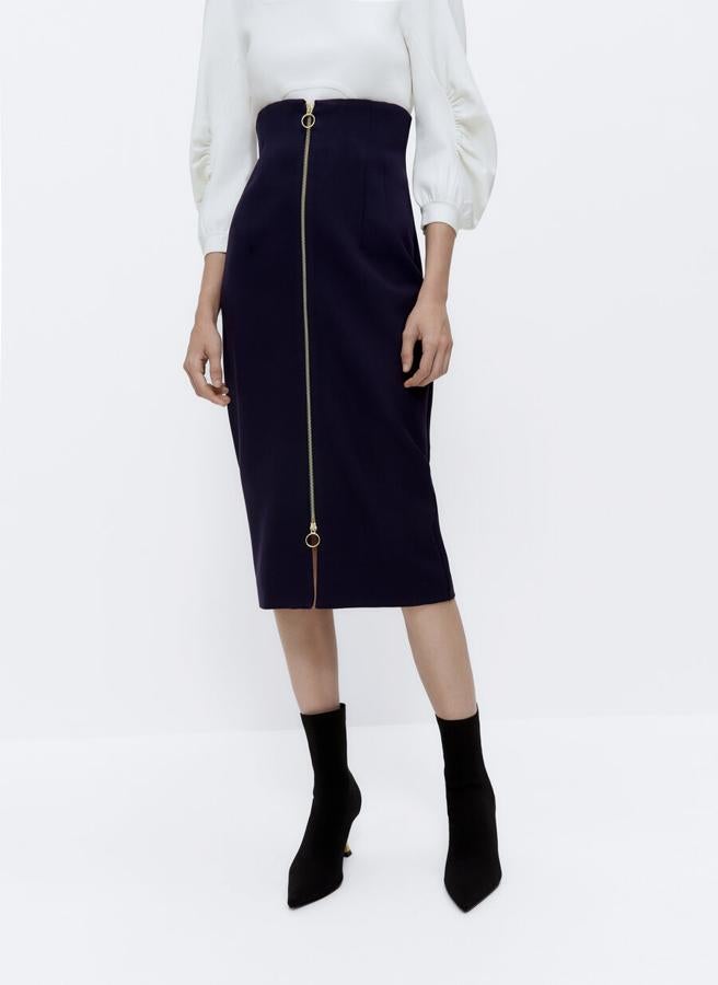 Si buscamos una prenda favorecedora no podemos perder de vista esta preciosa falda de tubo de Uterqüe con cremallera desde la cintura hasta el bajo. De diseño midi ceñido, cuesta 89 euros y podemos encontrarla entre las tallas XS y L.