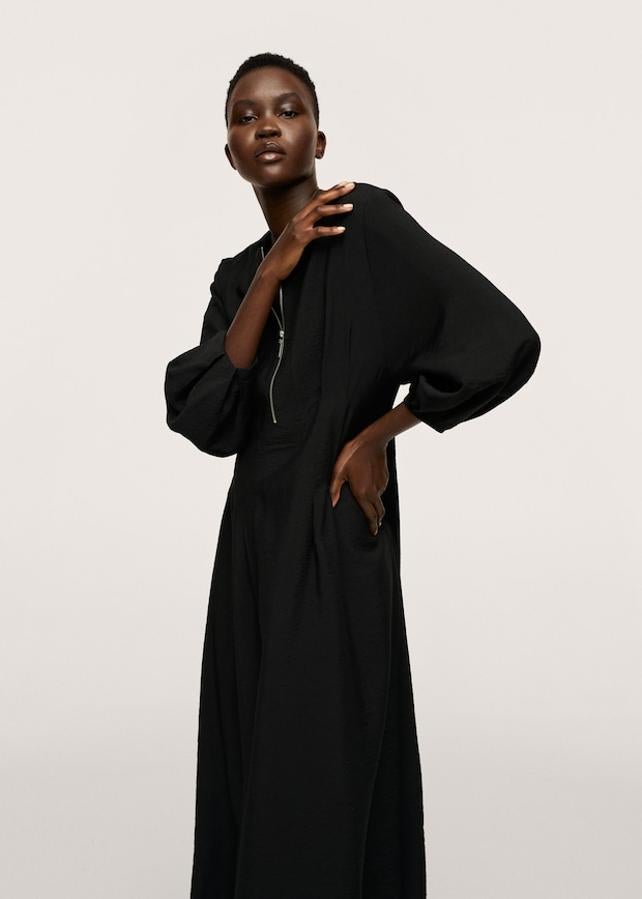 Entre los básicos que no pueden faltar en tu armario está siempre un vestido negro, y este de Mango en mezcla de modal con textura es de diseño midi recto, con cuello tedondo y mangas largas abullonadas. Con cierre de cremallera en el escote y detalle de pinzas en el cuerpo y las mangas, cuesta 39,99 euros y podemos encontrarlo entre las tallas XXS y XXL. 