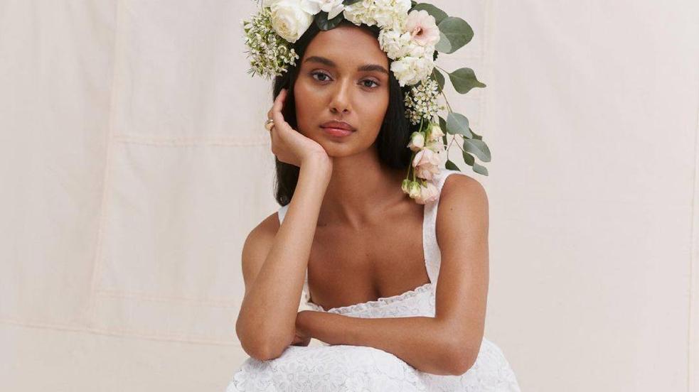 Vestidos asequibles que parecen de alta costura para novias minimalistas, modernas, clásicas o glamurosas