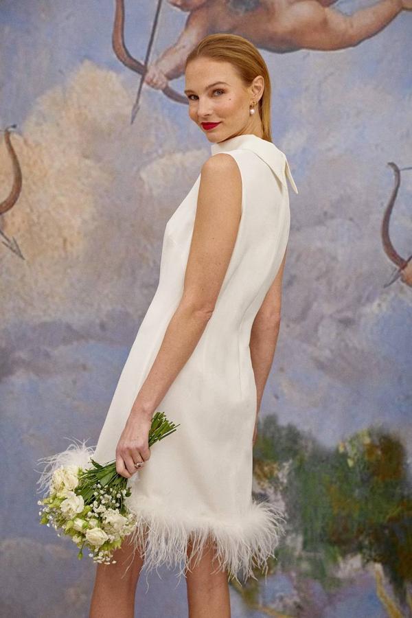 Vestido corto de seda con detalles de plumas en el bajo Candice de Rixo. 650 euros