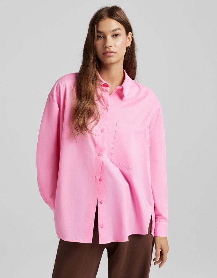 Diseño oversize para esta camisa de Bershka con mangas largas, cuello de solapa y cierre frontal de botones a tono. Tiene un bolsillo de plastrón en la pechera y podemos encontrarla entre las tallas XS y XL por 17,99 euros.