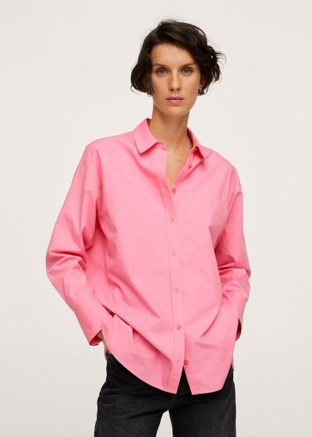 Diseño oversize recto para esta bonita camisa de Mango con botonadura frontal y triple en los puños de las mangas largas, todos ellos a tono. Con cuello clásico y bolsillo de plastrón en el pecho, cuesta 25,99 euros y podemos encontrarla entre las tallas XXS y XL.
