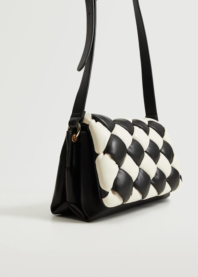 Para que no le falte de nada a tu look, Mango ha apostado por el diseño tendencia del momento, la bandolera acolchada, para este bolso bicolor con asa ajustable y cierre de solapa con botón magnético. Cuesta 39,99 euros.