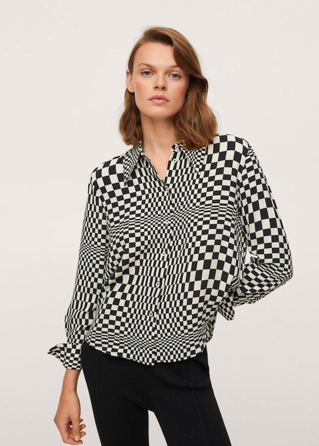 En tejido fluido y diseño recto, esta camisa con estampado de geométrico en blanco y negro viene con cuello clásico y mangas largas con puños abotonados. Disponible en las tallas S, M y L, cuesta 29,99 euros. 
