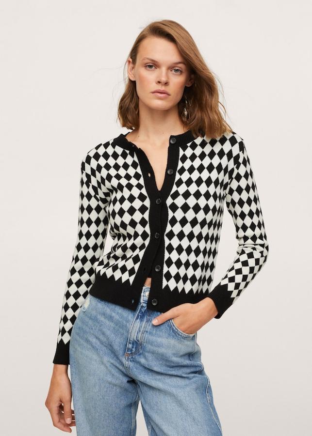 A juego con el top, este cárdigan de punto confeccionado en punto fino es de diseño recto, cuello redondo y mangas largas. Con terminaciones en canalé a contraste y cierre frontal de botones, cuesta 39,99 euros y está disponible entre las tallas XS y XL. 