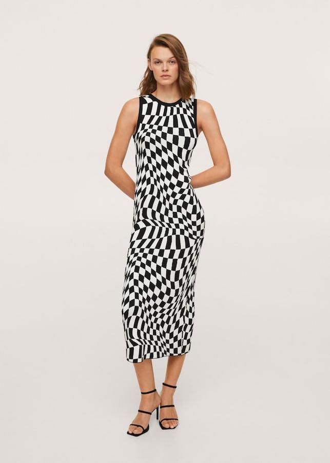 Confeccionado en punto, este vestido de diseño largo entallado con cuello redondo y sin mangas tiene un precio de 39,99 euros y podemos encontrarlo entre las tallas XS y L. 