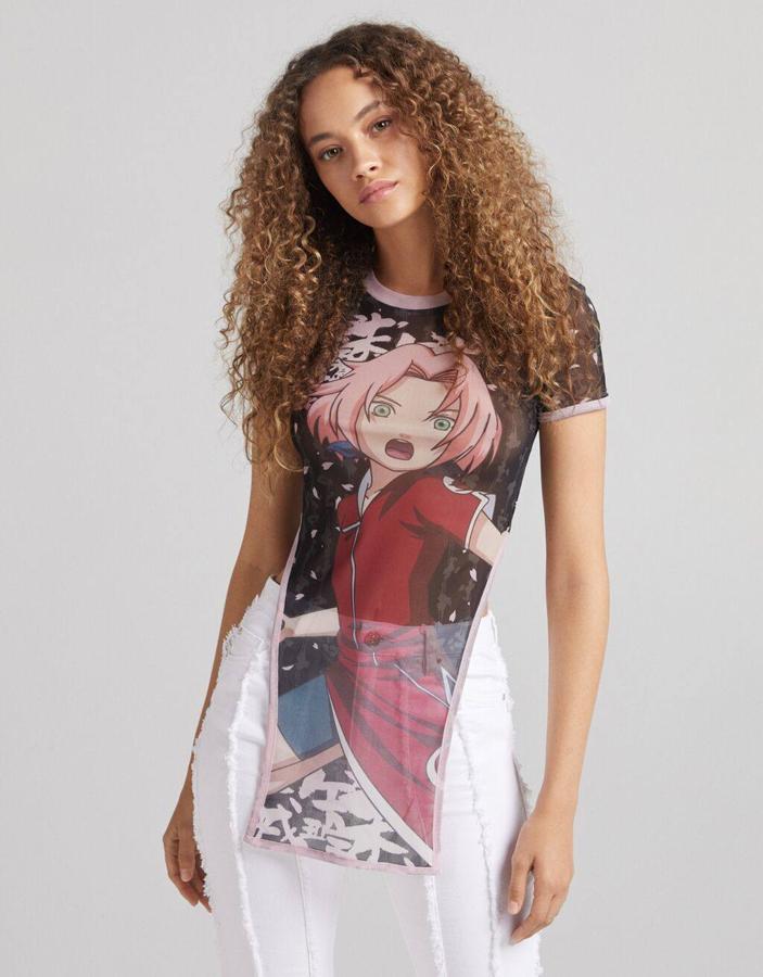 Quizá la más original de la lista es esta camiseta de ‘Naruto’. Tiene un diseño largo y está confeccionada con tul. Puedes comprarla en Bershka por 17,99 €.