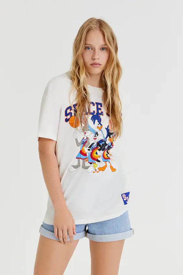 Pull&Bear apuesta por uno de los grandes clásicos de los noventa con una camiseta que tiene a los personajes de ‘Space Jamp’. Cuesta 15,99 €.
