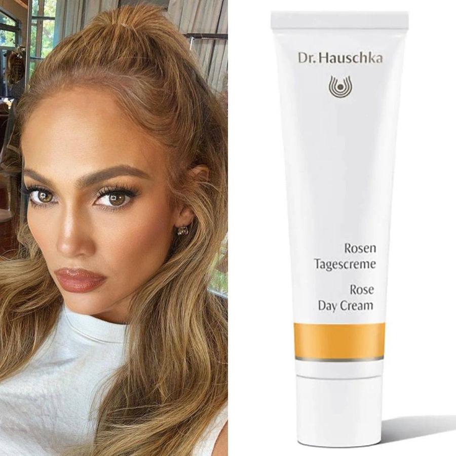 Uno de los secretos por los que Jennifer López luce tan juvenil es su exhaustiva rutina de cuidado. En su tocador siempre se encuentra esta crema (además de las de su propia marca). Sus extractos de pétalos de rosa y escaramujo nutren la piel, así como la manteca de karité, el malvavisco y la hierba de San Juan, que prolongan su conservación. El acabado es jugoso, radiante, calmado y de tono unificado. 27, 95 euros.