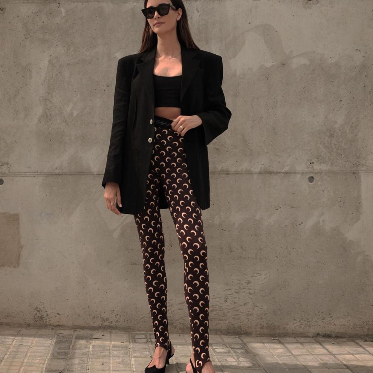 Pincha en la foto para ver los leggings van a ser tendencia este otoño y en Mango y Zara ya han lanzado los diseños que no vamos a dejar de ponernos. 