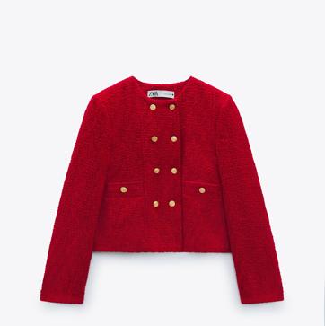 Imagen secundaria 1 - Chaqueta desflecada en tonos rosas de Zara (25,99 euros). Chaqueta en color rojo con botones dorados de Zara (59,99 euros). Chaqueta corta de color negro de Zara 869,99 euros). 