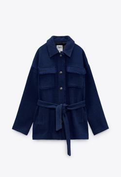 Imagen secundaria 2 - Chaqueta corta en color rosa (39,99 euros). Chaqueta en amarillo mostaza de Zara (39,99 euros. Chaqueta azul oscuro con bolsillos de Zara (59,99 euros)