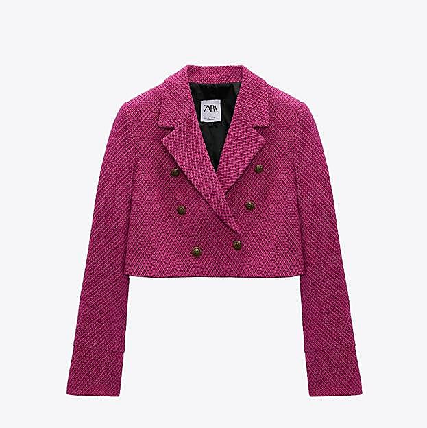 Imagen principal - Chaqueta corta en color rosa (39,99 euros). Chaqueta en amarillo mostaza de Zara (39,99 euros. Chaqueta azul oscuro con bolsillos de Zara (59,99 euros)