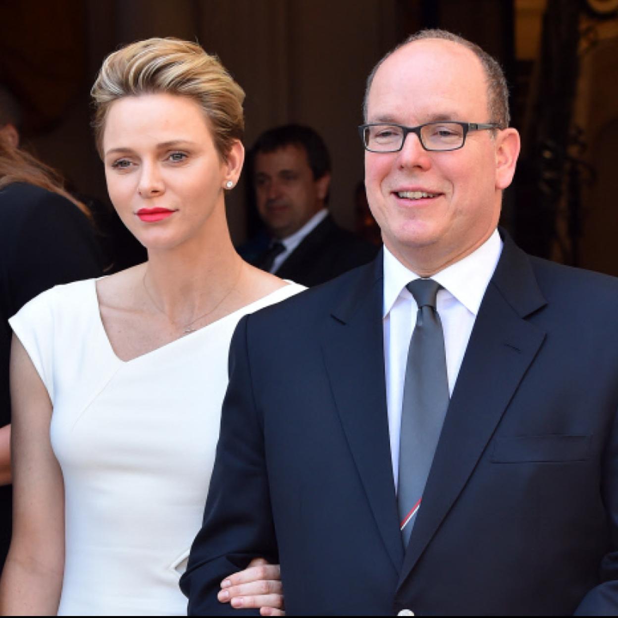 Si quieres ver 10 looks de la princesa que quitan años y rejuvenecen, pincha en la imagen