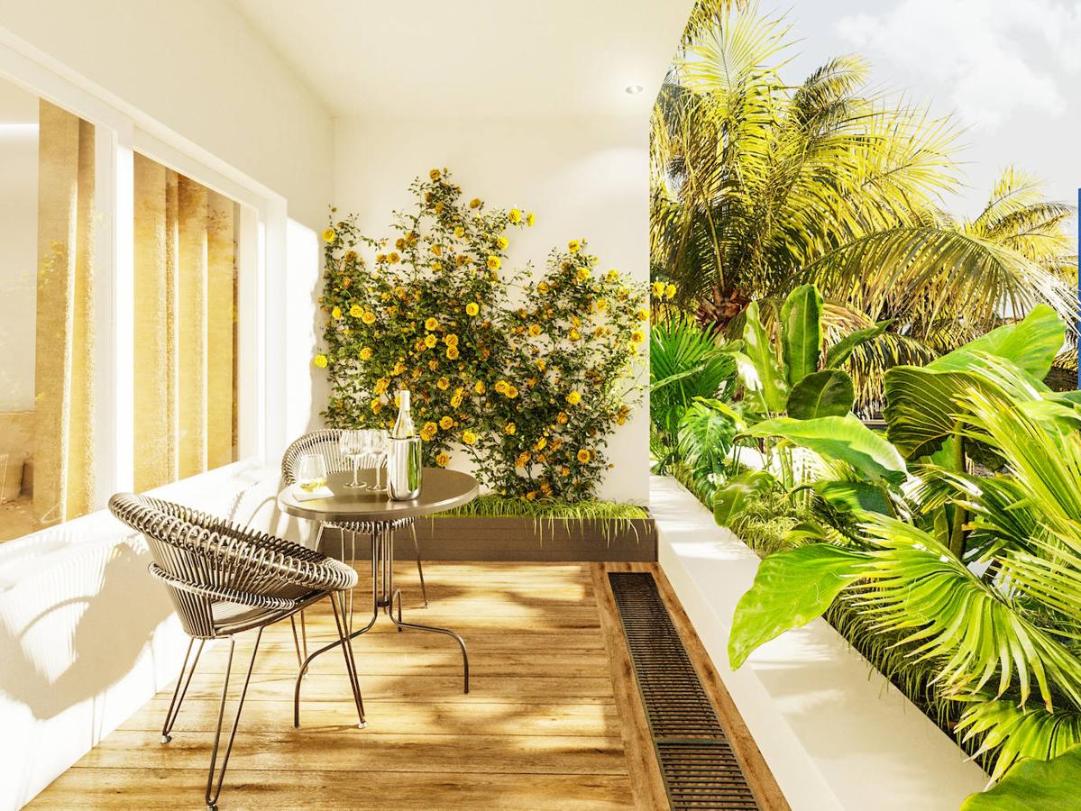 En pleno paseo marítimo de Santa Eulalia y con acceso directo a la playa, el boutique aparthotel Marsol es la alternativa para quien quiere planes urbanos y mar. En su patio interior se encuentra el restaurante Pecador, del chef con estrella Michelin Nandu Jubany. (marsolibiza.com).