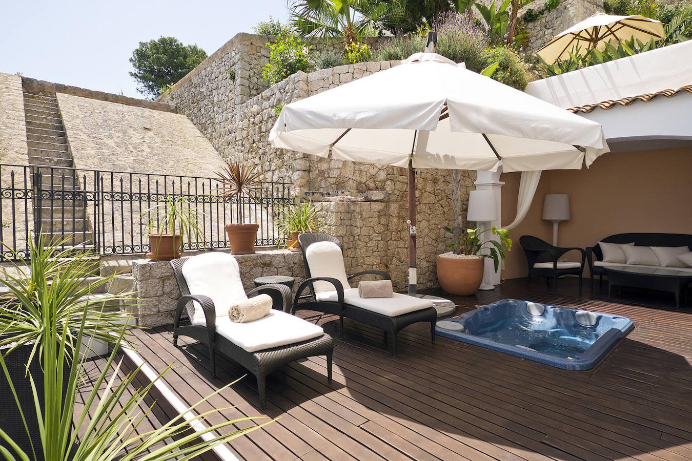 En el recinto amurallado del casco histórico en el que nació Ibiza, este hotel Relais & Châteaux de cinco estrellas, en una casa señorial del siglo XIX, alberga el restaurante Es Mirador, del chef Juan Manuel Tur, y las mejores vistas de la isla. (hotelmiradoribiza.com).