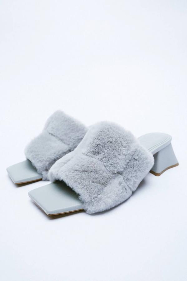 Sandalia de tacón ancho y bajo con pelo, en tono lavanda. 35,95 euros.