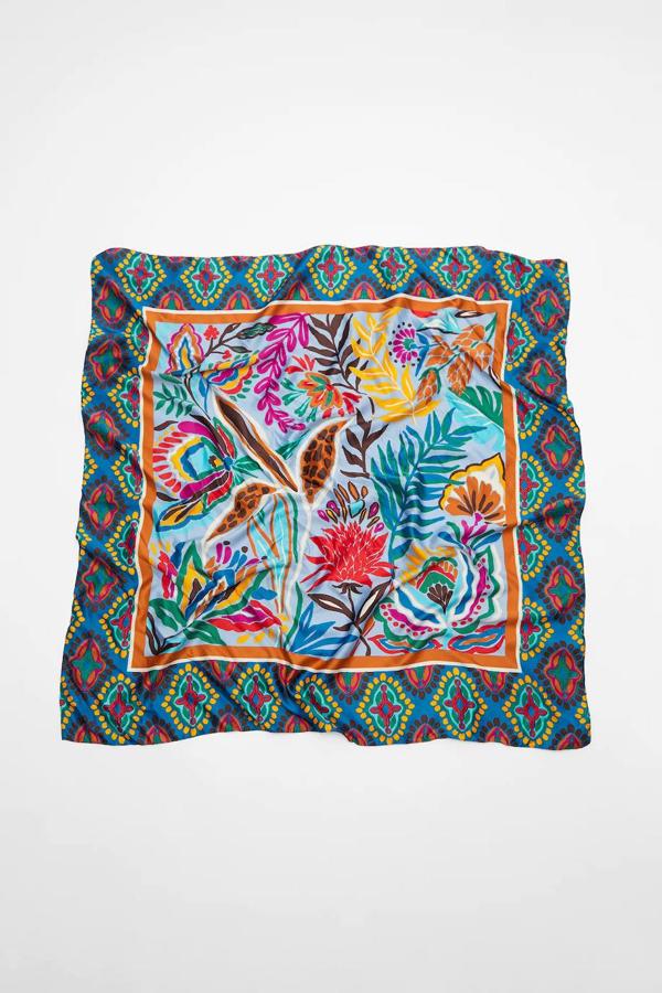 Pañuelo satinado estampado en tono azul. 9,95 euros.