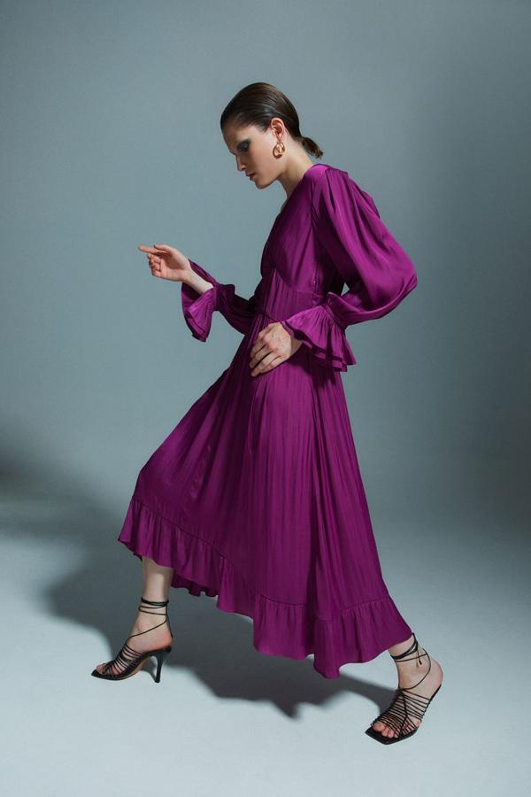 Sfera se ha convertido en la tienda perfecta para encontrar propuestas de invitada de boda al mejor precio. Este diseño midi en color morado es una apuesta segura. Vestido con botones de Sfera (49,99 euros). 