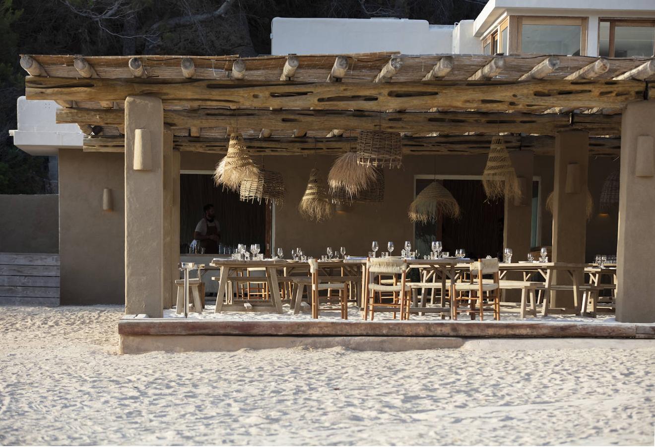 Recién inaugurada, la sucursal del mítico local parisino creado por Arnaud Frisch y David Lynch combina la gastronomía ToShare (ideada por el chef Jean Imbert y el músico Pharrell Williams) con la estética setentera de Moredesign. (elsilencio.com).