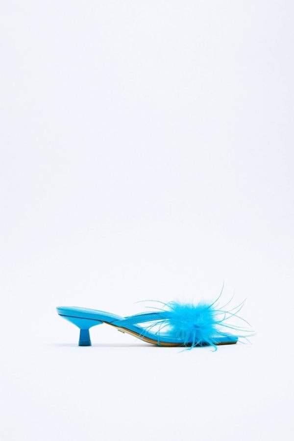 Sandalias de tacón kitten con detalles de plumas, en azul. 69,95 euros.