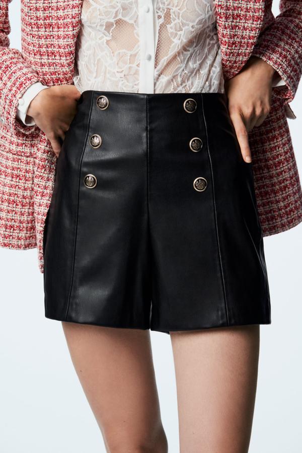 Una de las prendas más originales de la semana son estos shorts de Zara. Efecto piel y con botones de estilo marinero se convertirán rápidamente en tus favoritos. Shorts negros con doble botonadura de Zara (19,99 euros). 