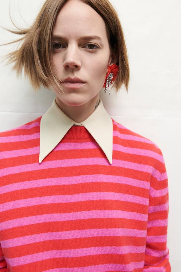 Invertir en jerséis de calidad es uno de los propósitos del nuevo curso. Estso diseños de alpaca de Zara lo tienen todo, son buenos, bonitos y baratos. Jersey de rayas en rojo y rosa de Zara (29,99 euros)