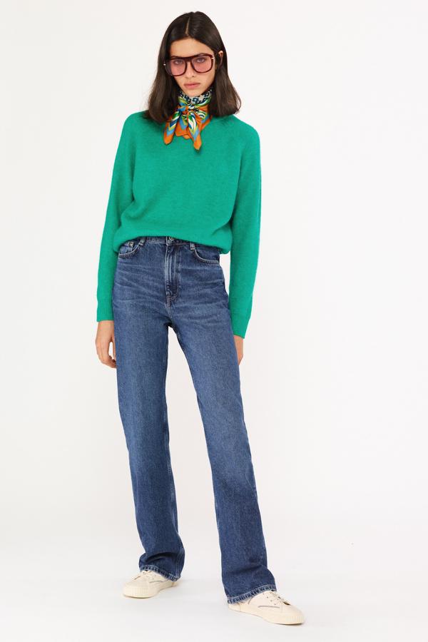 El verde es uno de los colores que mejor se adapta a la transición entre estaciones. Este diseño de alpaca además de bonito es perfecto para los primeros días del frío del otoño. Jersey con cuello redondo de Zara (29,99 euros) 