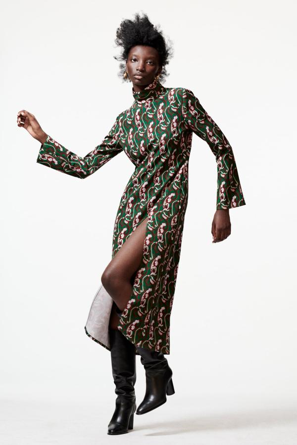 Los vestidos midi de manga larga son los mejores aliados de estos días raros que nos trae el entretiempo. Vestido midi con estampado de flores de Zara (39,99 euros) 