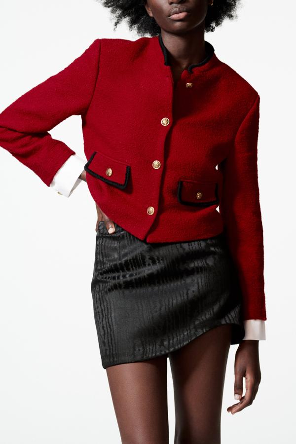 Las chaquetas de estilo militar son una constante temporada tras temporada. Aunque el azul marino y el negro son los tonos más populares, el rojo marca la diferencia. Chaqueta corta de la nueva colección de Zara (69,99 euros). 