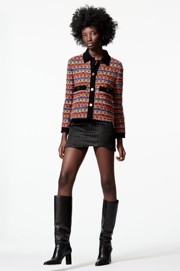Las chaquetas de tweed siempre han estado ahí, pero este otoño han vuelto con fuerza. Los diseños multicolores son lo más vistosos para llevar con un buen par de vaqueros. Chaqueta corta de tweed de Zara (79,99 euros)