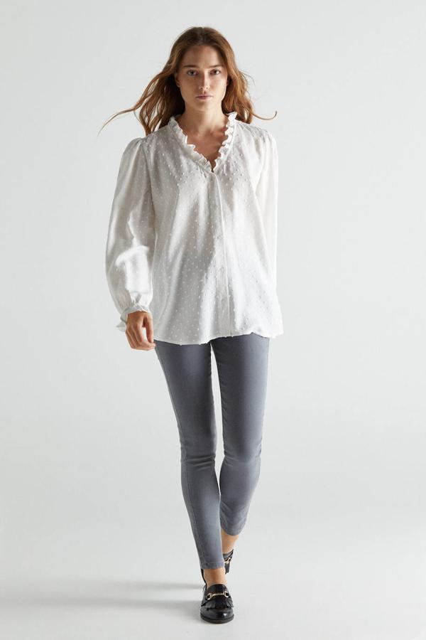 Nuestra blusa favorita es de color blanco y está confeccionada con un tejido sostenible. Tiene un bordado fantasía y un minivolante en el escote. Cuesta 39,99 €.