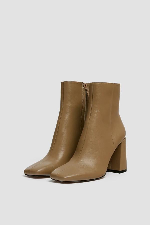 Disponible en beige o en negro, este botón con tacón de 9 centímetros de altura cuenta con cremallera interior y punta cuadrada. Con detalle de costura en la parte delantera, es de Pull & Bear y tiene un precio de 29,99 euros.
