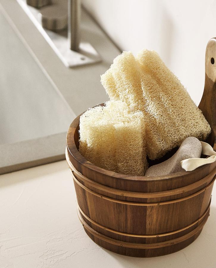 Esponja corporal de luffa que deja la piel suave y lisa (7,99 euros).