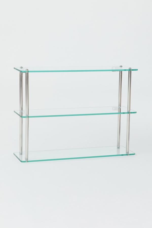 Esta estantería rectangular en vidrio y metal con tres estantes tiene una altura de 46,5 centímetros y un ancho de 65. Su precio es de 89,99 euros.