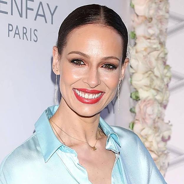 Necesitamos los originales pantalones metalizados de Eva González para conseguir un look de diez ponible y tan favorecedor