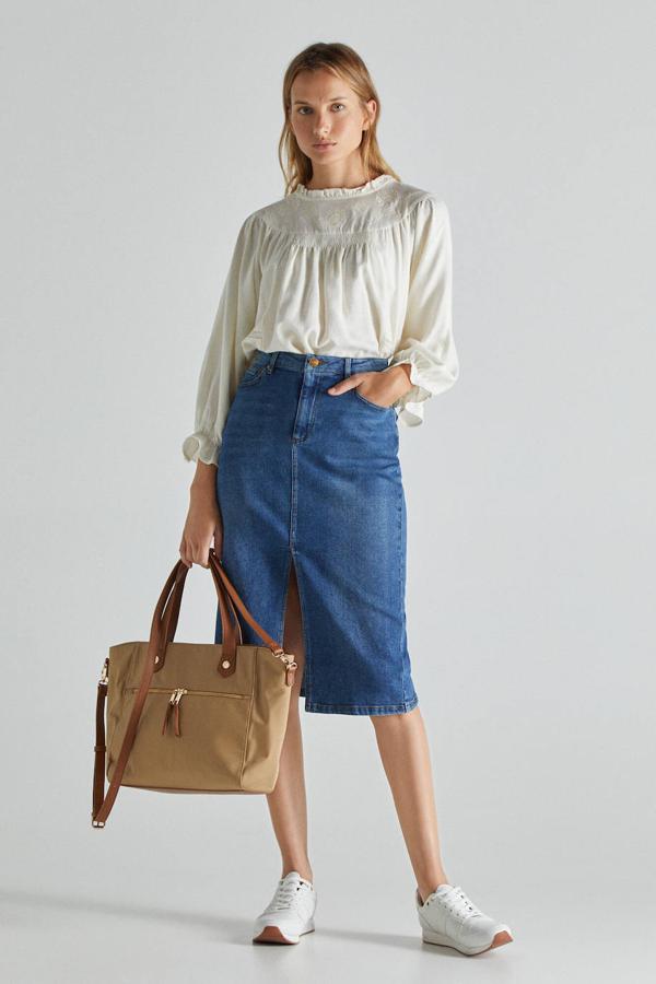 No podía faltar un clásico como la falda denim. Es de color azul, corte midi y diseño recto. Cuenta con una abertura central en la parte delantera. Cuesta de 49,99 €.