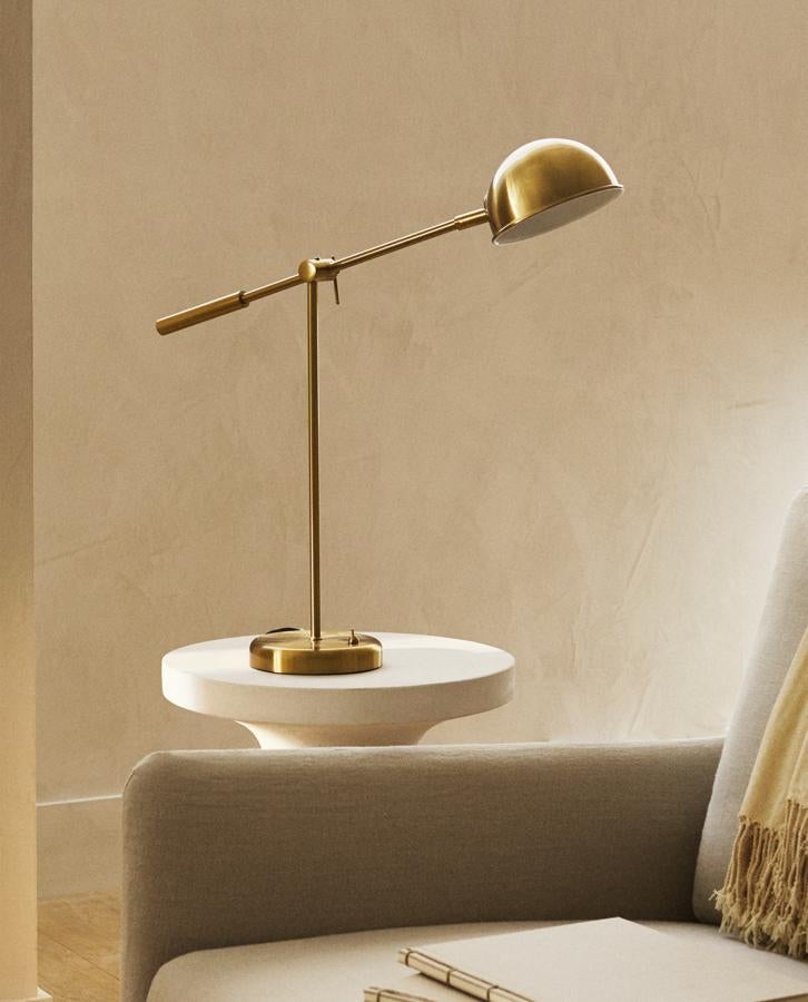 Este flexo de metal en color dorado tiene un precio de 59,99 euros.