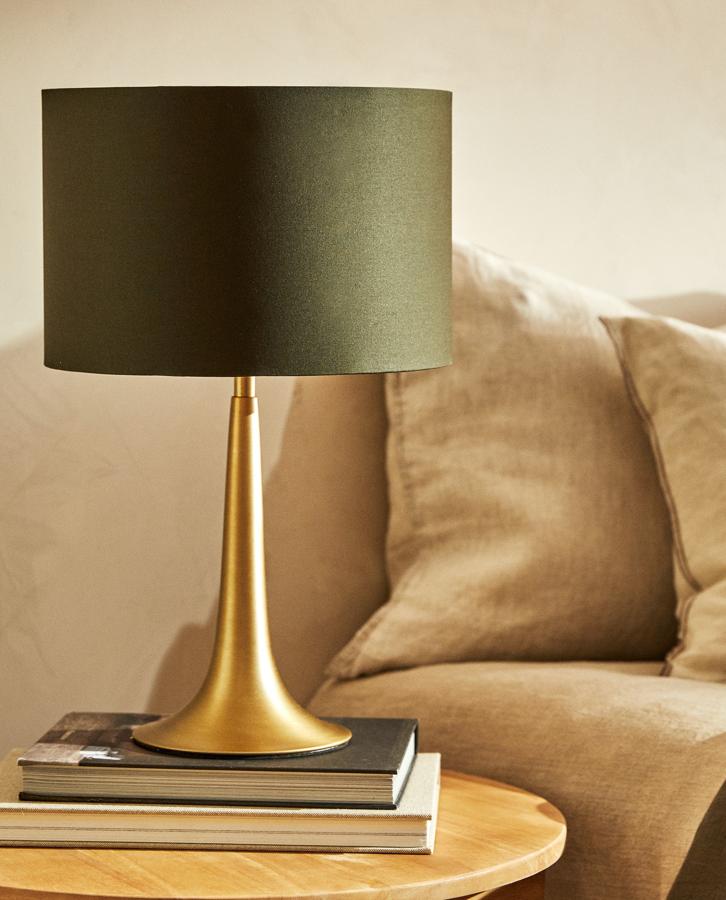 Con pie de metal en color dorado y tulipa en color negro, esta lámpara de mesa tiene un precio de 59,99 euros.