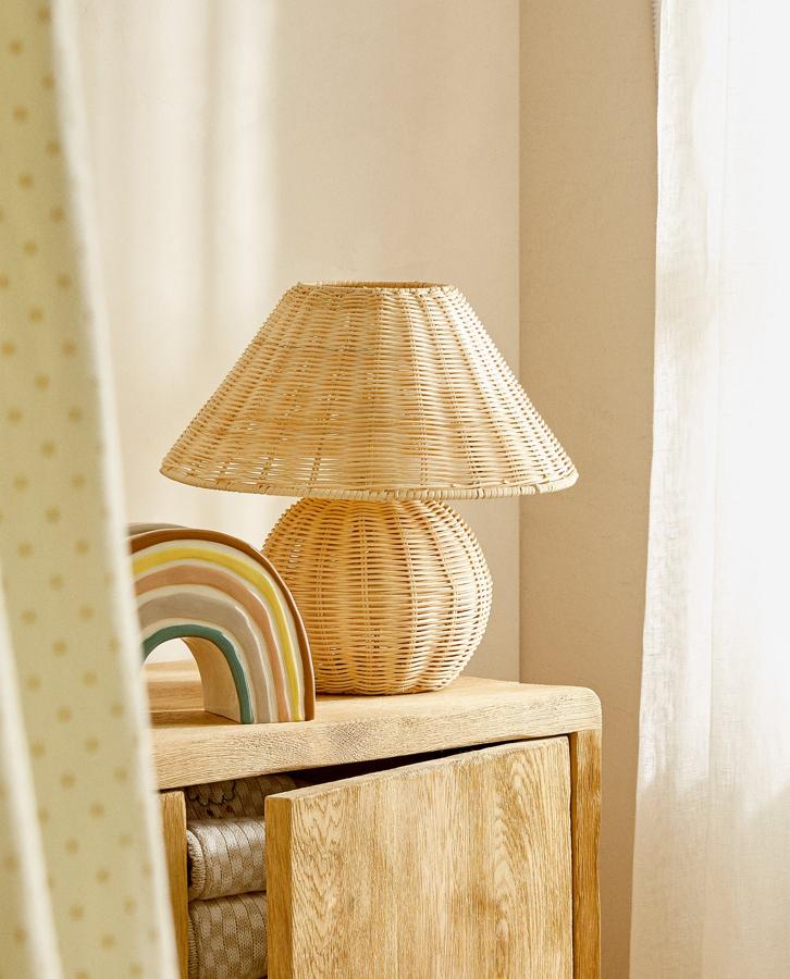 Hecha en ratán trenzado de color natural, tanto la base como la tulipa, esta lámpara de mesa tiene un precio de 39,99 euros.